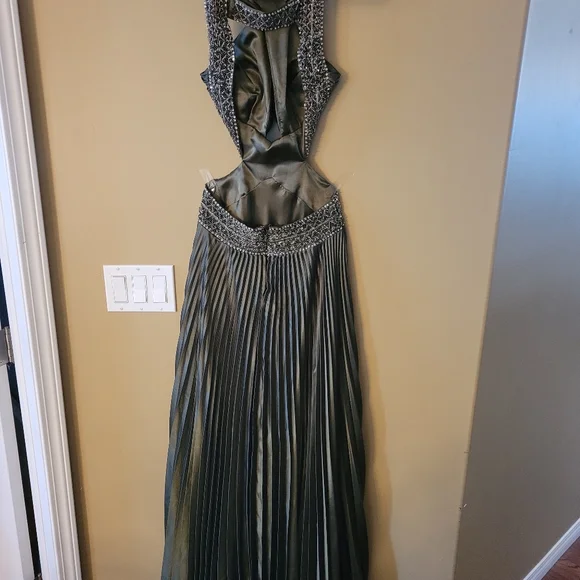 Formal/Prom Dress - Picture 3 of 6